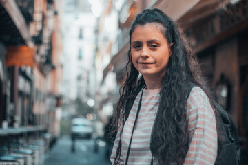 Chica Turista trotamundos sonriente observando establecimientos y locales familiares viajando haciendo fotos profesionales con su cámara y una sonrisa de felicidad para capturar momentos 