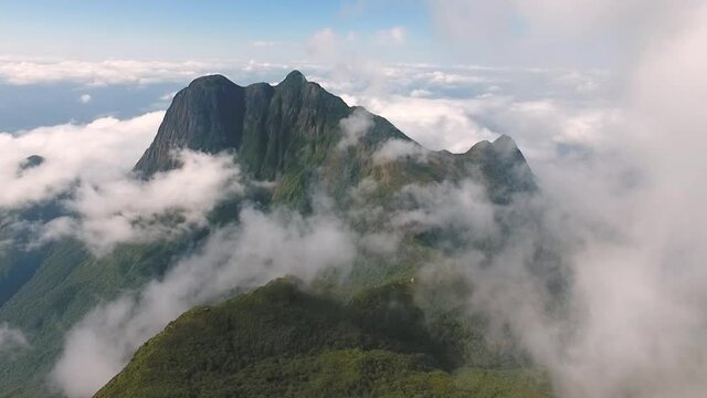 Pico Paran&aacute;, montanha mais alta da Regi&atilde;o Sul do Brasil