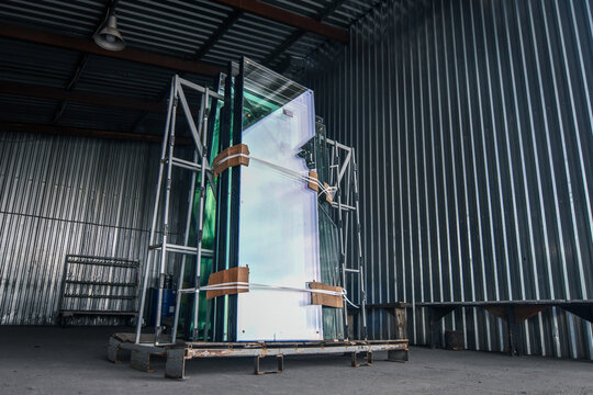 Preparation of big glass slices in a glass window manufacturing factory