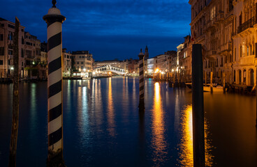 Fototapeta premium A look towards the Rialto Bridge at blue hour in Venice