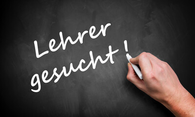 Lehrer gesucht - Text auf schwarzer Schultafel