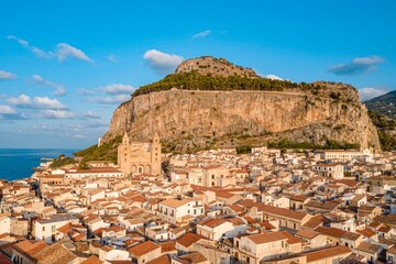 Cefalù visto dall'alto al tramonto con un drone