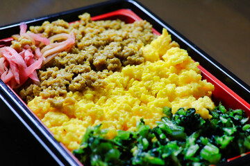 三色そぼろ弁当