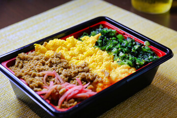 三色そぼろ弁当