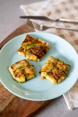 plato de calabacín con feta