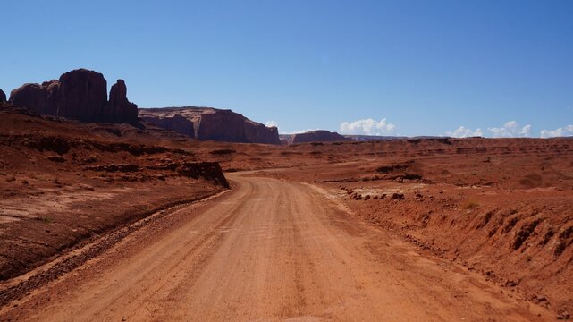 Monument Valley on the American Indian Reservation ,Indian rote 42. © 潔 丹野