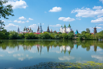 Obraz premium Castle Kremlin in Izmailovo and its reflection in the Serebryano-Vinogradny pond in Moscow, Russia