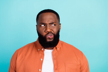 Obraz premium Photo of young black man negative moody think look empty space isolated over turquoise color background