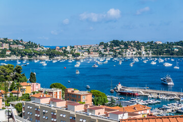 Obraz premium Côte méditerranéenne entre La Turbie et Nice sur la Côte d'Azur en France. 