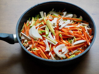 신선한 유기농 채소 양파, 버섯, 당근, 애호박 