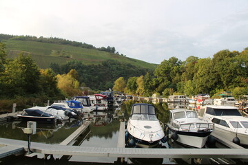Naklejka premium Saarburg harbor and surrounding vineyards (Saarburger Hafen mit Weinbergen)