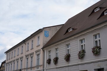 Häuserzeile mit Stadtwappen in Lübbenau