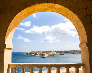 Fototapeta na wymiar Malta Landschaft Meer Stadt Schiff