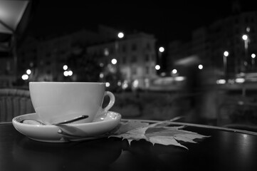 Kawa w ogródku, kawiarni. Czarne i białe. 