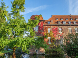 Fototapeta na wymiar Herbst am Schloß Im Münsterland