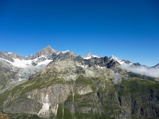 スイスの山　ヘルンリヒュッテに向かう登山道からの眺め　8月