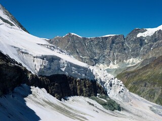 スイスの山　マッターホルンの雪の層　8月　