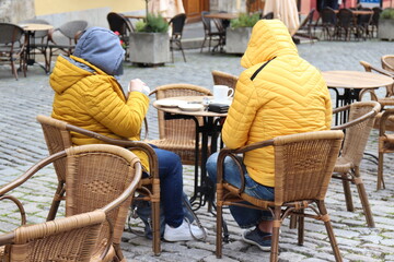 Paar beim Kaffeetrinken.