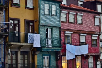 Obraz premium Houses in the old town. City landscape. Colorful facades of houses with drying linen on balconies