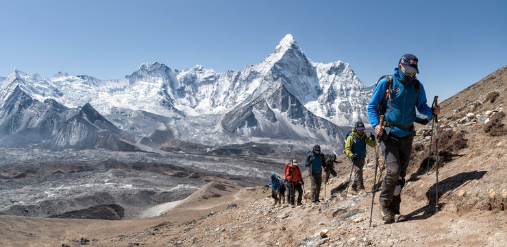 Nepal, Solo Khumbu, Everest, Group of mountaineers at Chukkung Ri