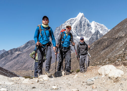 Nepal, Solo Khumbu, Everest, Sherpas guiding mountaineers near Dingboche