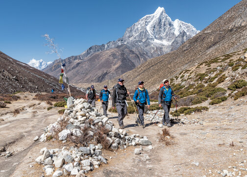 Nepal, Solo Khumbu, Everest, Sherpas guiding mountaineers near Dingboche