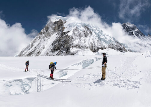 Nepal, Solo Khumbu, Everest, Mountaineers at Western Cwm