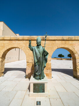 Italy, Province of Lecce, Santa Maria&Ocirc;&oslash;&Omega;di&Ocirc;&oslash;&Omega;Leuca,&Ocirc;&oslash;&Omega;Statue of pope holding papal&Ocirc;&oslash;&Omega;ferula