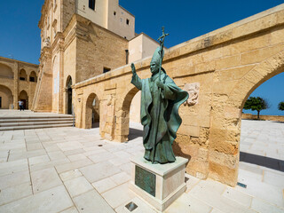 Italy, Province of Lecce, Santa MariaÔøΩdiÔøΩLeuca, Statue of pope holding papal ferula