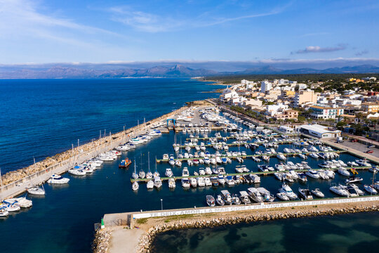 Spain, Mallorca, Aerial view of boats moored in Can&Ocirc;&oslash;&Omega;Picafort&Ocirc;&oslash;&Omega;resort harbor