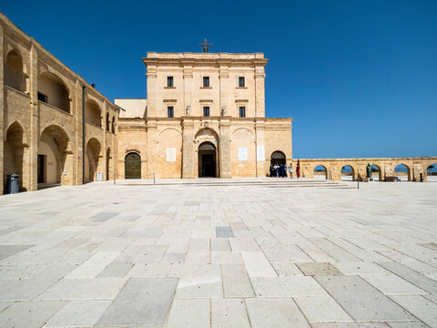 Italy, Province of Lecce, Santa Maria&Ocirc;&oslash;&Omega;di&Ocirc;&oslash;&Omega;Leuca, Empty square of Basilica Sanctuary of Santa Maria&Ocirc;&oslash;&Omega;de&Ocirc;&oslash;&Omega;Finibus&Ocirc;&oslash;&Omega;Terrae