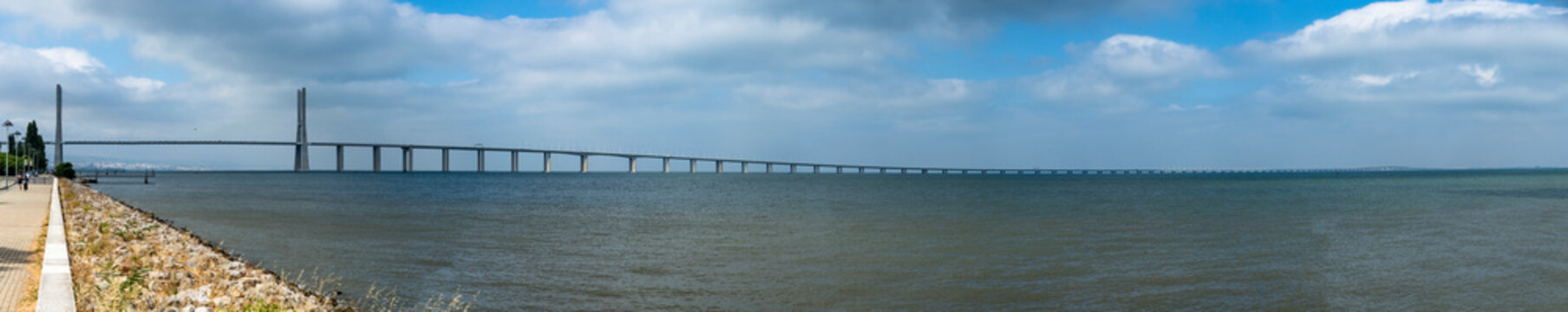Portugal, Lisbon, Panorama of&Ocirc;&oslash;&Omega;Vasco da Gama Bridge