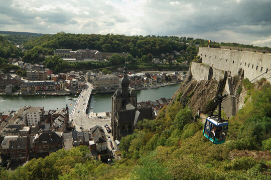 Widok na miasto i cytadelę w mieście Dinant.