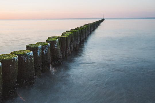 Germany, Mecklenburg-Western Pomerania, Wustrow, Baltic Sea, breakwater in the evening in winter