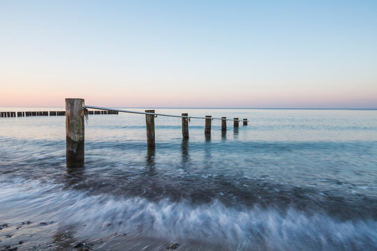 Germany, Mecklenburg-Western Pomerania, Baltic Sea, breakwater, beach in the evening