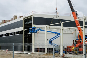 use of modern telescopic crane and mobile self propelled hydraulic lifting platform