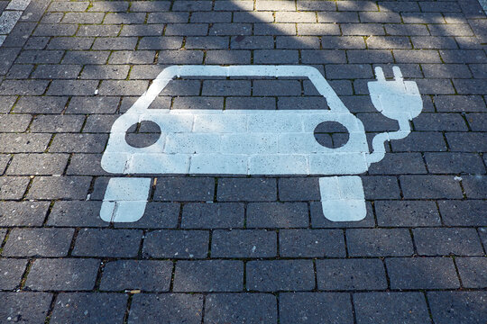 Car park for electric vehicle, electric vehicle charging station