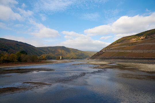 Germany, Rhineland-Palatinate, Bingen, Rhine river, low tide near Nahe mouth, Mouse Tower and Rheinfels