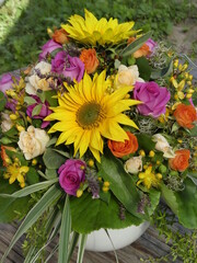 Strauß mit Sonnenblumen und Rosen