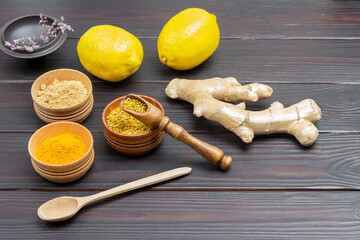 Raw ginger root. Dry ginger powder, pollen in bowls.