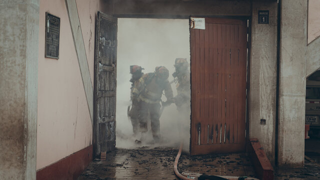 Bomberos apagando un incendio en un colegio en Per&uacute;