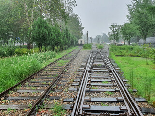 Fototapeta premium 장대비 내리는 여름 기찻길 풍경 