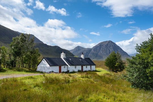 United Kingdom, Scotland, Highland, Buachaille Etive Mor, Glencoe, Black Rock Cottage, farmhouse, Buachaille Etive Mor in the background