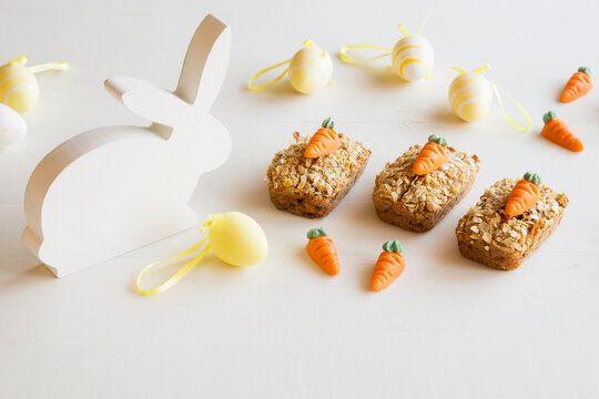 Three mini carrot cakes with marzipan carrots and Easter decoration
