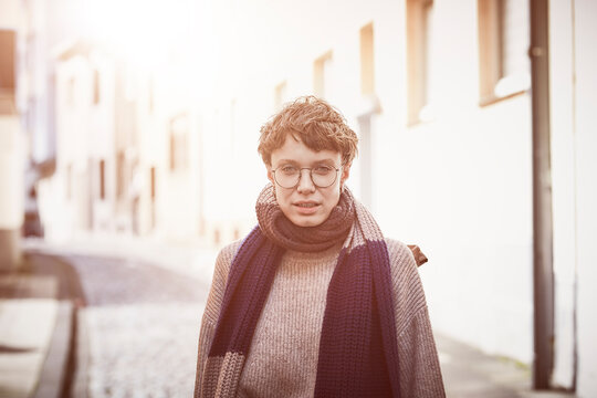Germany, Cologne, woman in town, citytrip