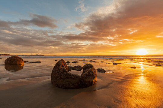 New Zealand, Oceania, South Island, Southland, Hampden, Otago, Moeraki, Koekohe Beach, Moeraki Boulders Beach, Moeraki Boulders, Round stones on beach at sunrise