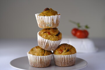 muffin mediterranei allo zafferano con pomodori e acciughe