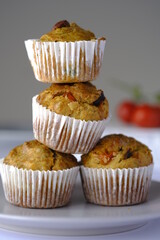 muffin mediterranei allo zafferano con pomodori e acciughe