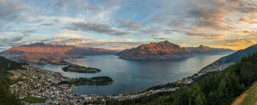 New Zealand, Otago, Queenstown, Panorama of lakeshore town&Ocirc;&oslash;&Omega;with Cecil Peak and Walter Peak in background