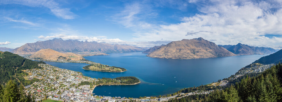 New Zealand, Otago, Queenstown, Panorama of lakeshore town&Ocirc;&oslash;&Omega;with Cecil Peak and Walter Peak in background
